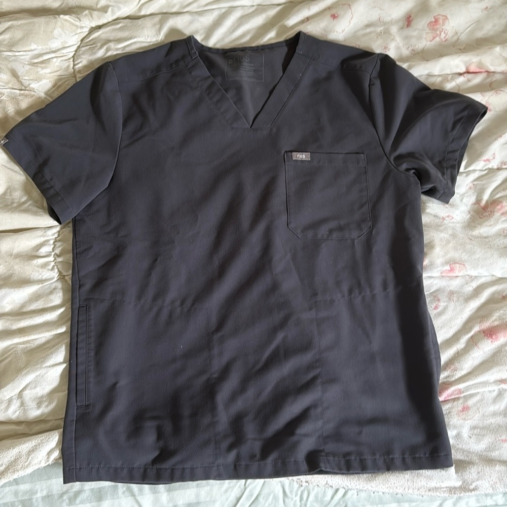 FIGS Chisec Three-Pocket Scrub Top (Charcoal Gray)